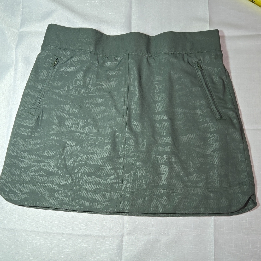 Orvis Women's Travel Golf Skort Size M Green Camo Hiking Fishing Pickleball